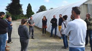 Florian Dauguet (ici au centre) espère pouvoir atteindre son objectif « zéro herbicide » d’ici cinq ans. ©A. Mabire 